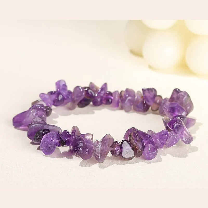 Bracelet éclats de pierre naturelle brute porté au poignet, montage élastique
