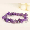 Bracelet éclats de pierre naturelle brute porté au poignet, montage élastique