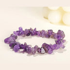 Bracelet éclats de pierre naturelle brute porté au poignet, montage élastique