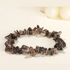 Bracelet éclats de pierre œil de tigre doré, détail du fil élastique